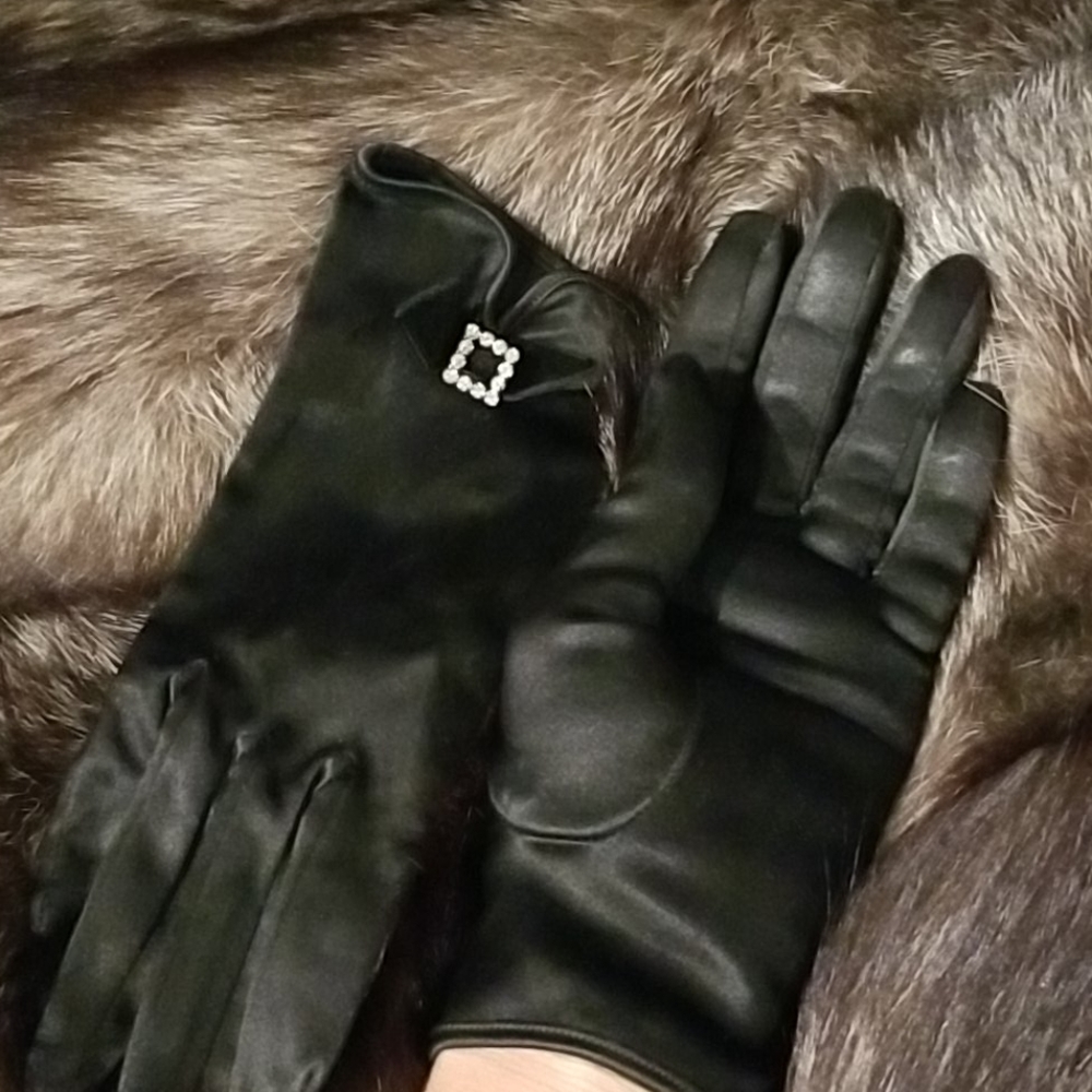 Satin and velvet rhinestone embelished gloves - Picture 5 of 6